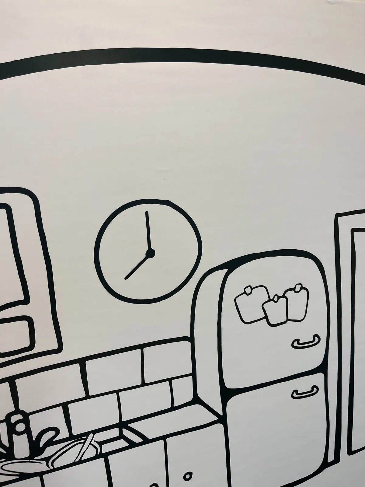 A black and white drawing of a kitchen, with a clock that points at 8 o’clock.