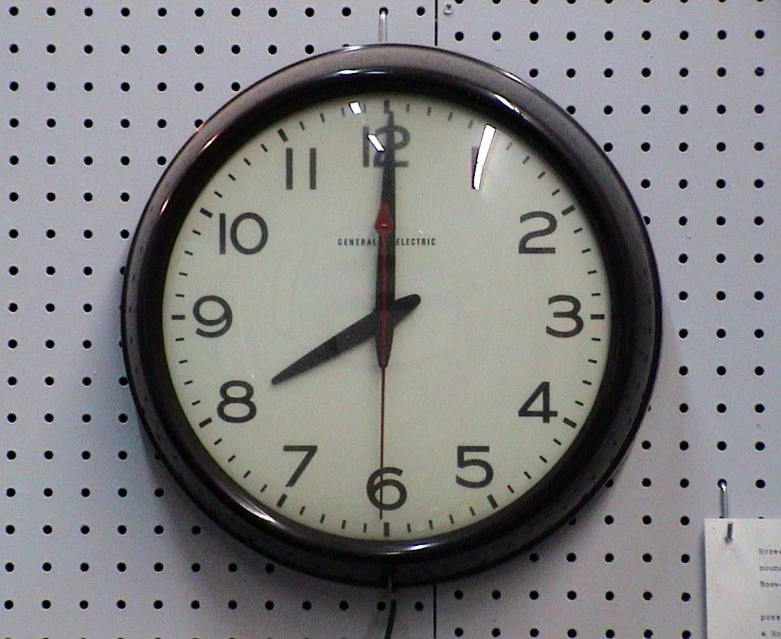 This clock points at eight o’clock.
