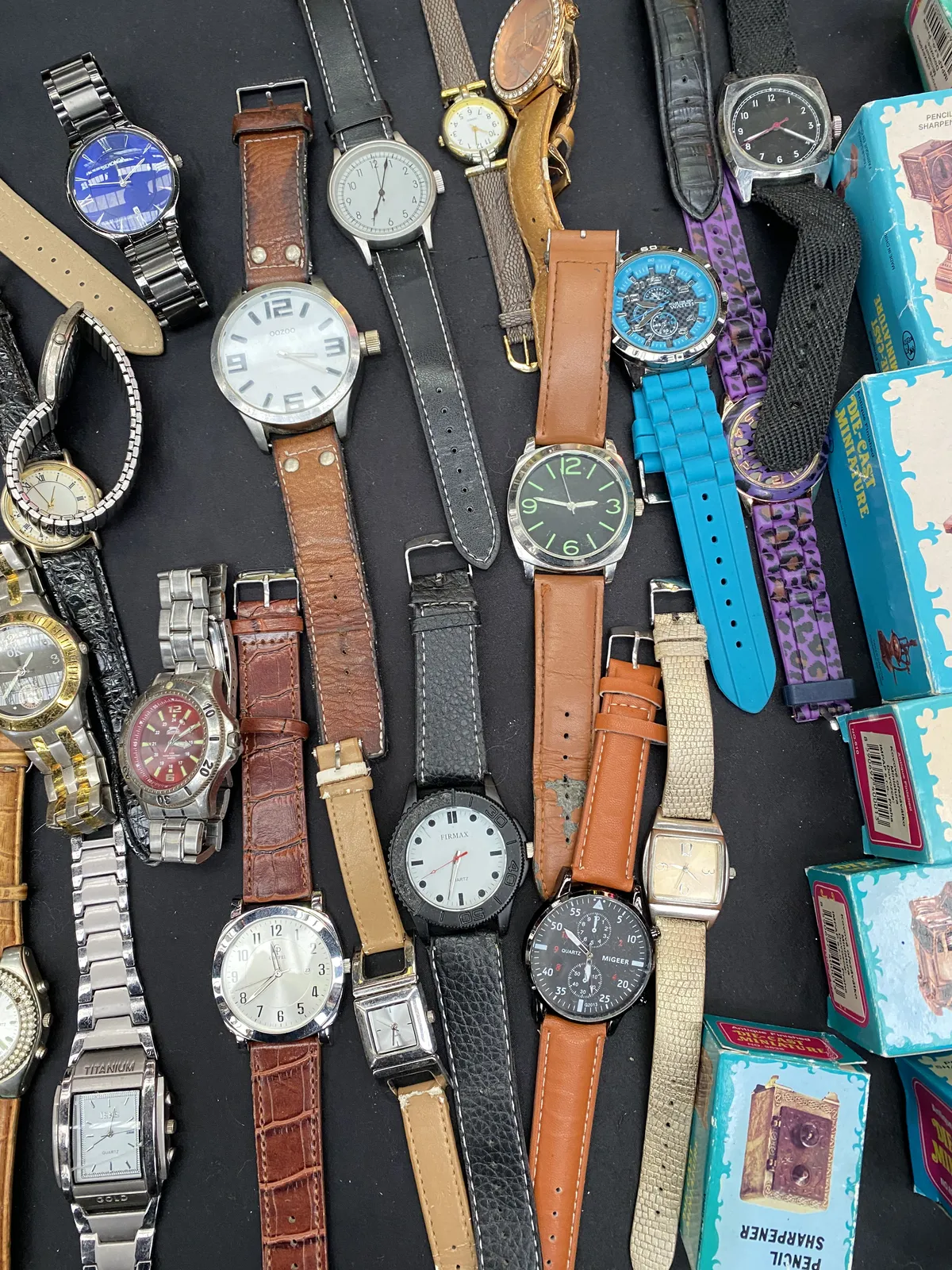 There are quite a few watches in this picture. One of them points at 11 past 12, another at 14 minutes to 3, another one points at 20 past 3, another at 27 to 7, another at 3 minutes past 7, another at 3 minutes past 8, there’s one that points at 20 minutes past 8,and finally there’s one that points at 21 minutes to 12. Right now, only one of these watches points at the right time. 