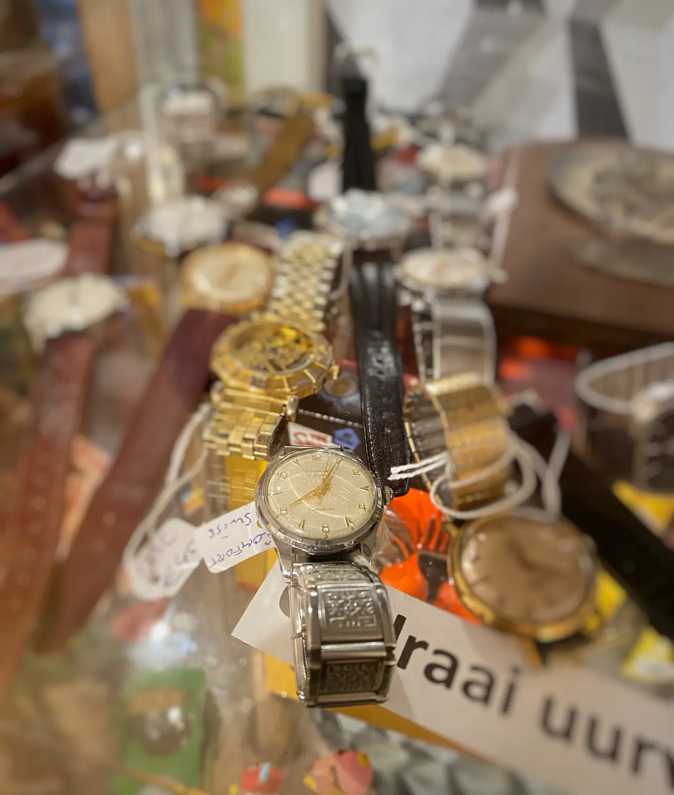 Many, many old watches for sale, but only one of them is in focus. It points at 5 past 8.