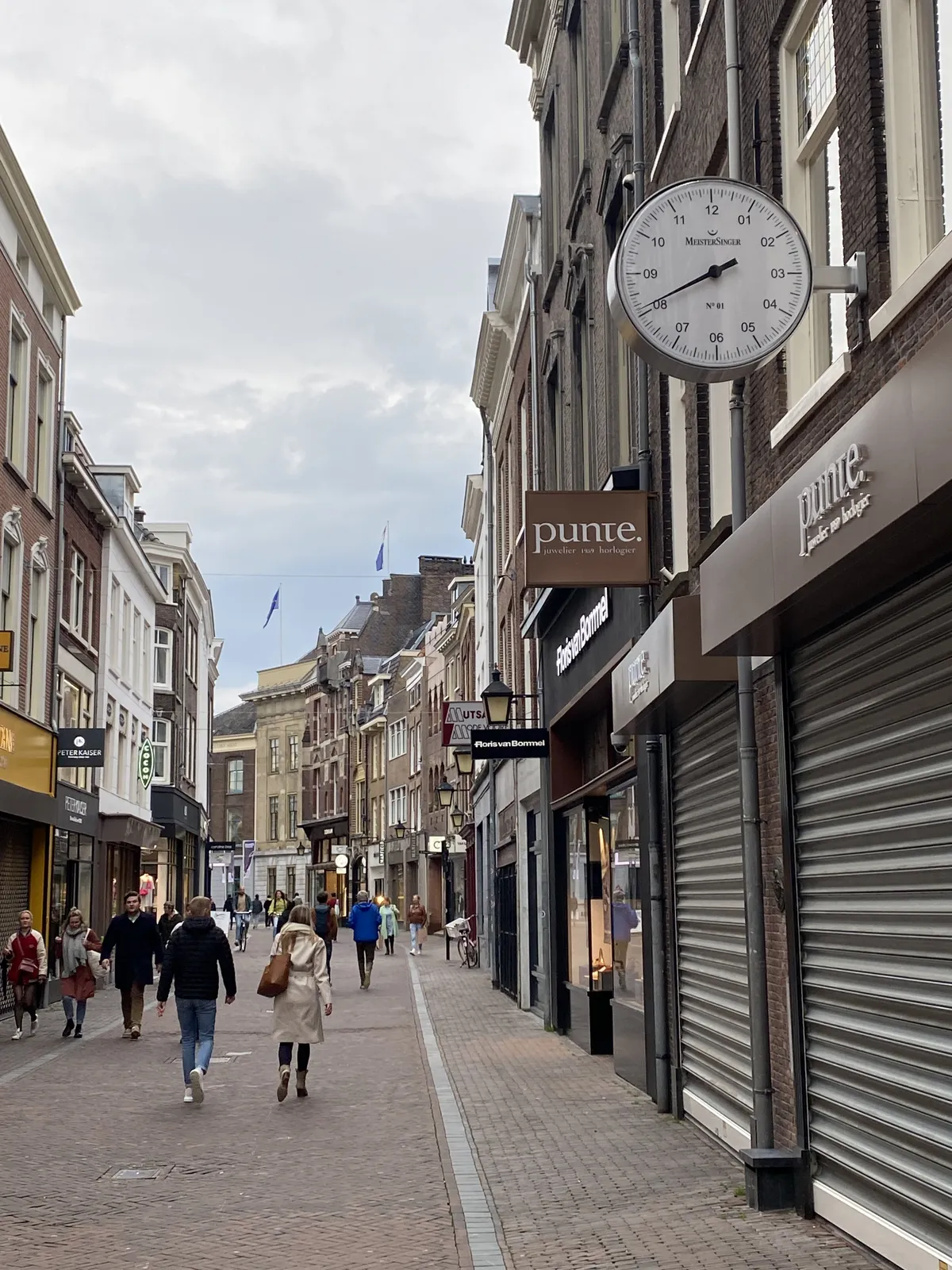 In a shopping street there’s a clock attached to a building. It has a single hand, by design. Once you figure out how this works you can see that it is 7 past 8.
