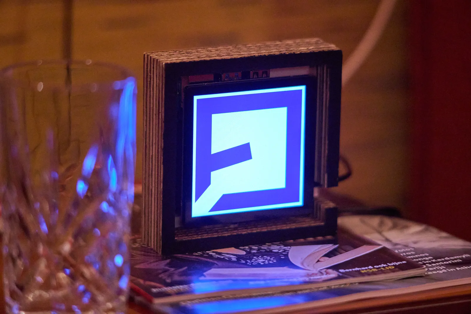 An abstract, minimalist clock that points at 23 minutes to 9.
