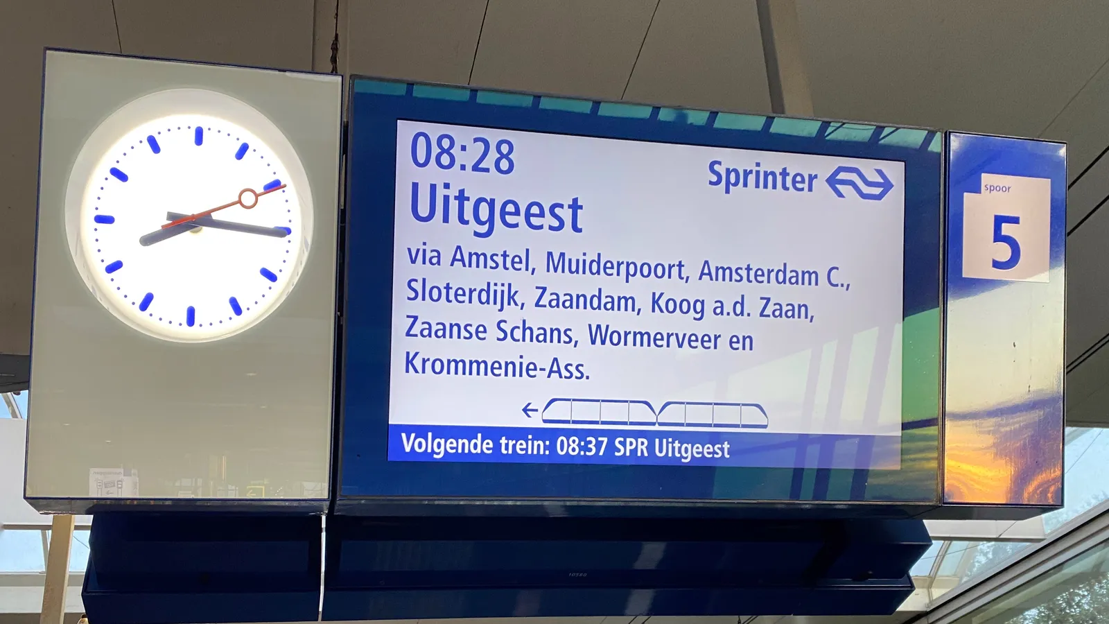 According to the clock on this image it is a quarter past eight. That’s not true. There are timestamps printed on the display with train times as well. One of them says 23 minutes to 9, which is correct.