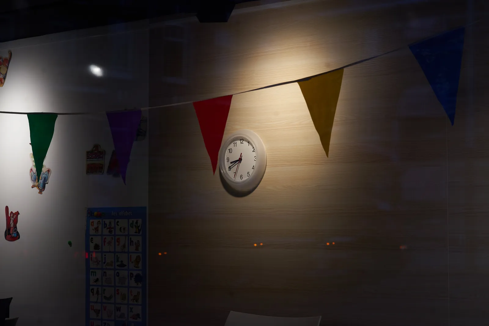 A clock, surrounded by garlands, points at twenty to nine.