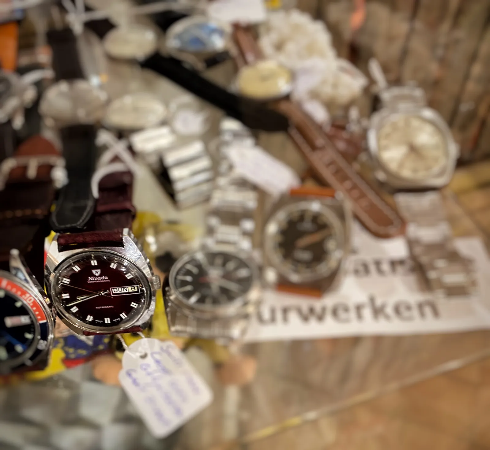 Quite some watches, all for sale. Only one of these clocks in well enough in focus to see that it points at 18 minutes to 9.