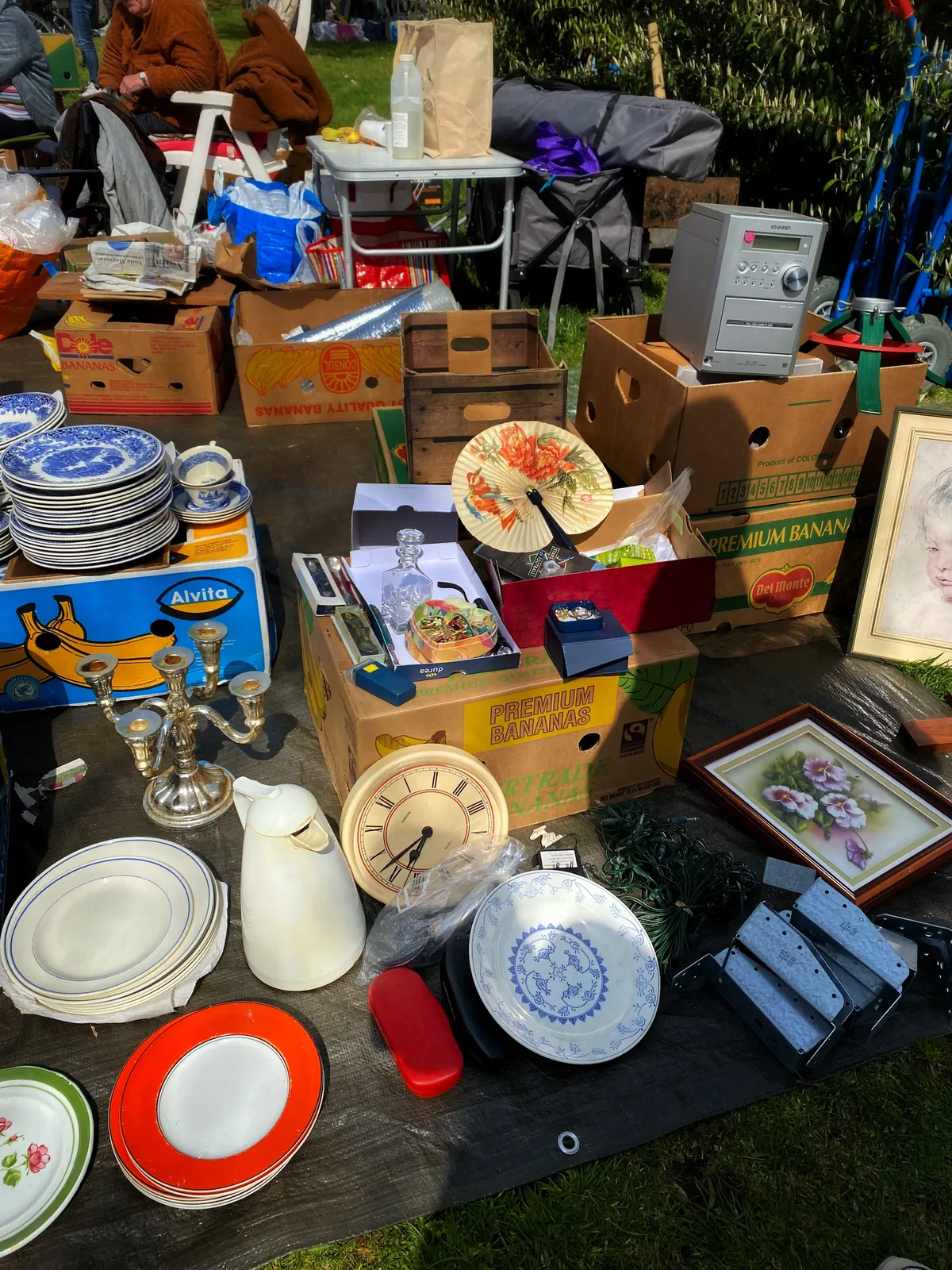 On a flea market, between all kinds of stuff, there’s clock. It’s not positioned upright so it takes some time to see what time it is. It turns out it is 13 minutes to 9.