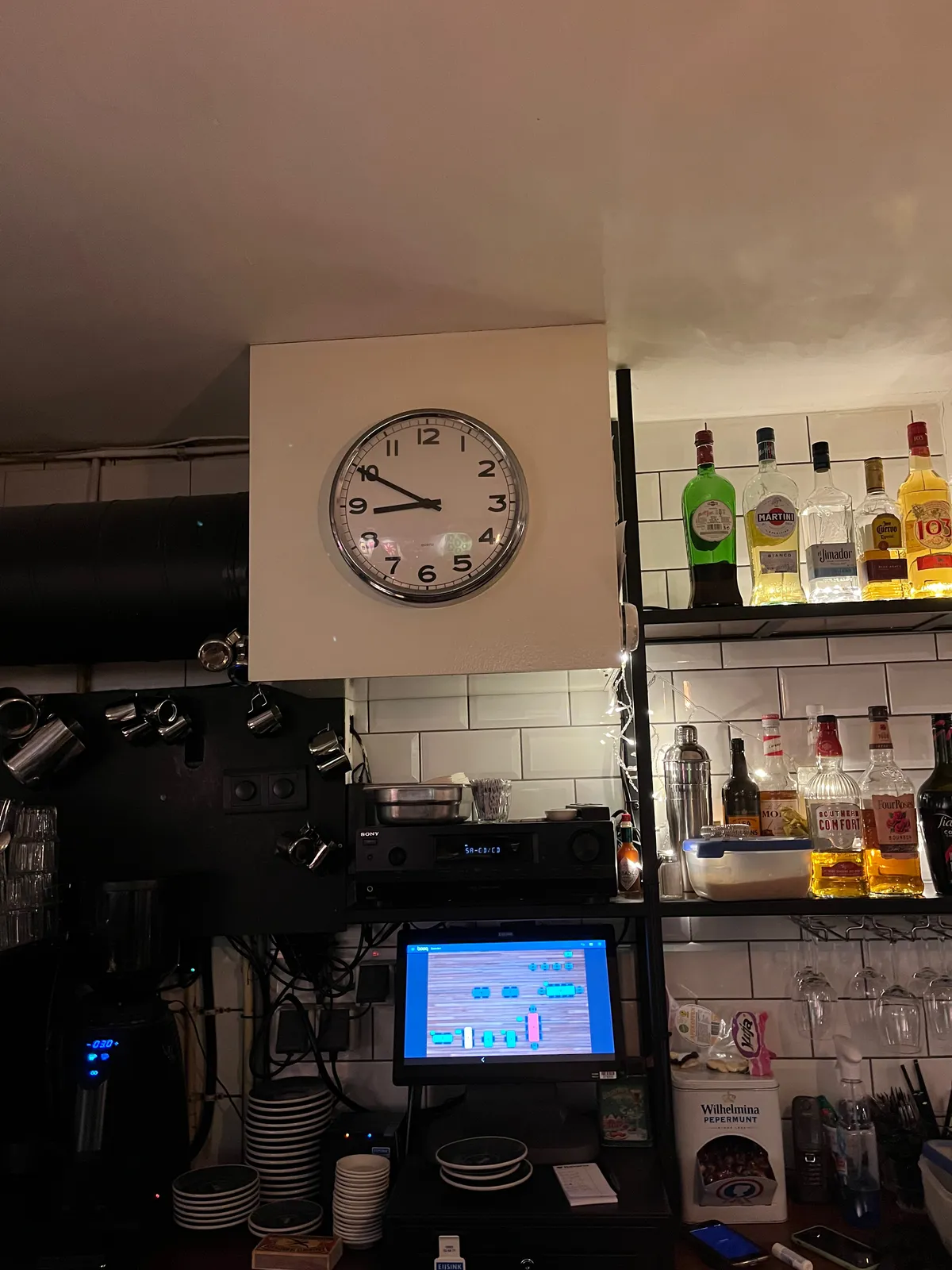 There’s a large wall clock in this bar (Café de Koe, to be precise). It points at ten minutes to nine. 