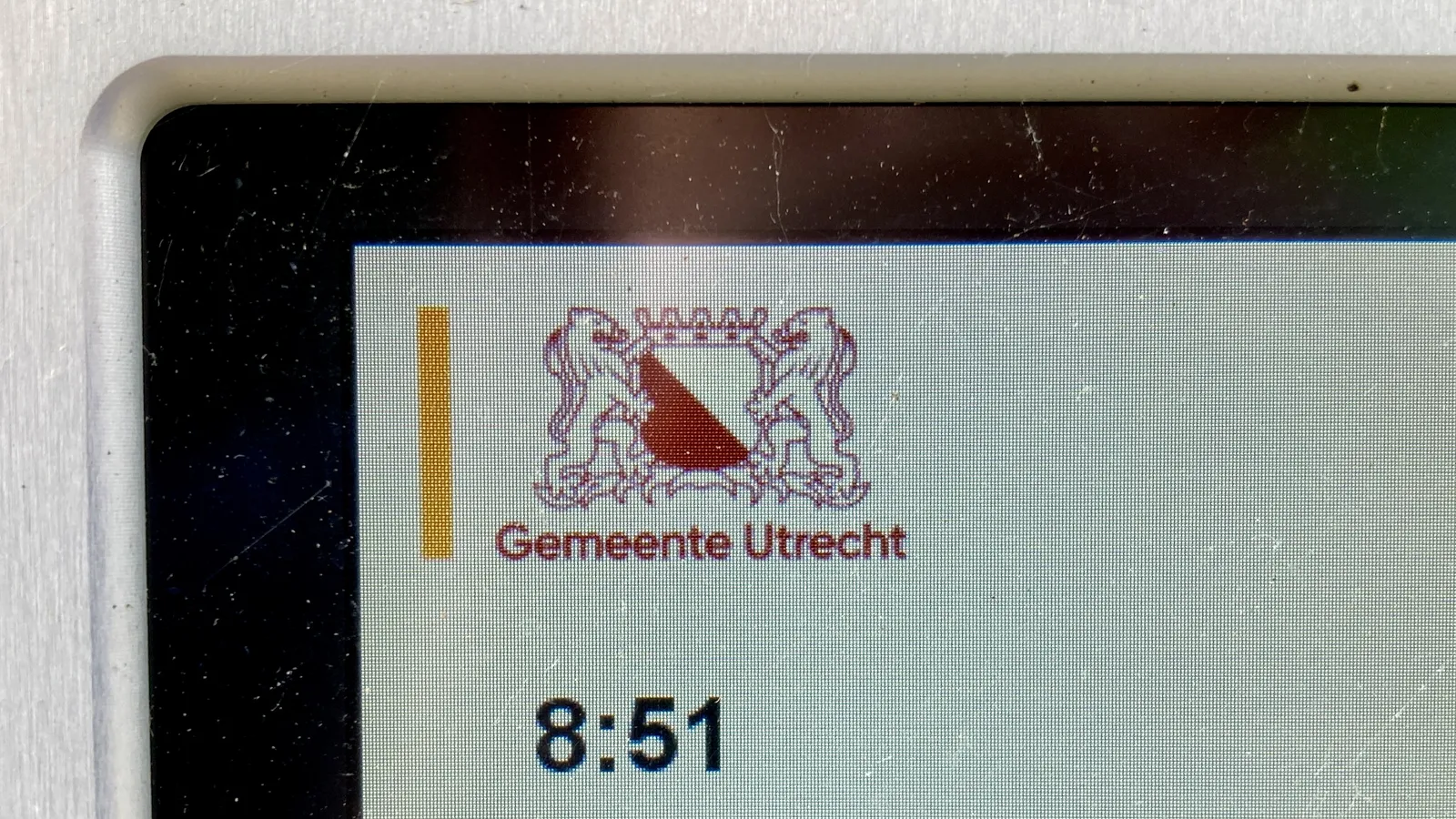 The logo of the municipality of Utrecht in the top left corner of a digital display. Below it the time is shown as 9 minutes to 9.
