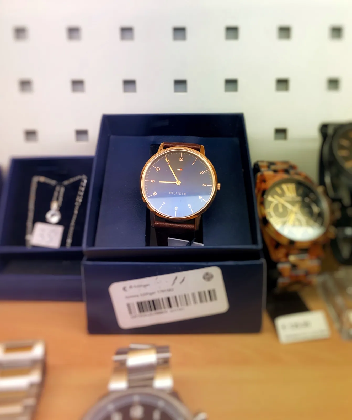 A simple watch in its box. It points at 6 to 9.