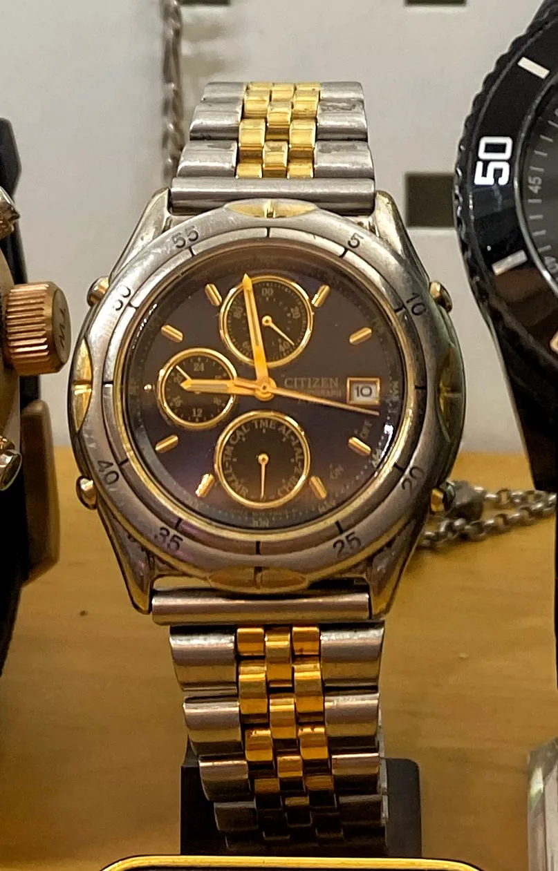 A wrist watch with quite a few functions. One of these functions is telling the time: 2 minutes to 9.