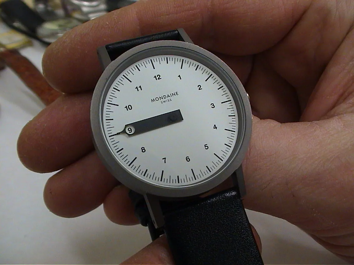 A clock with a single arm points exactly at nine o’clock.