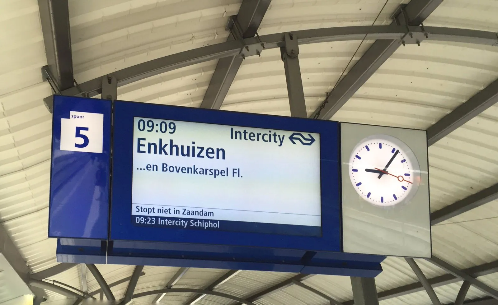 It is 09:06. The train to Enkhuizen leaves in three minutes.
