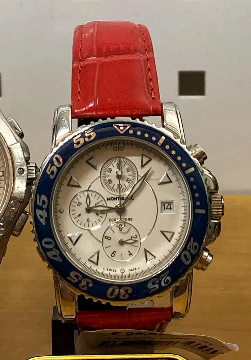 Red bands, a blue ring around the watch. It points at 6 past 9.