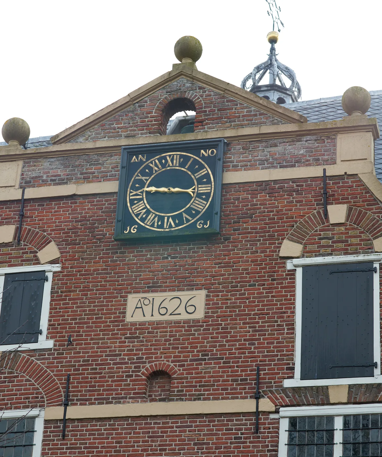 This very old clock - anno 1661 it says - has just one hand, which seems to point at something like 16 past nine. 