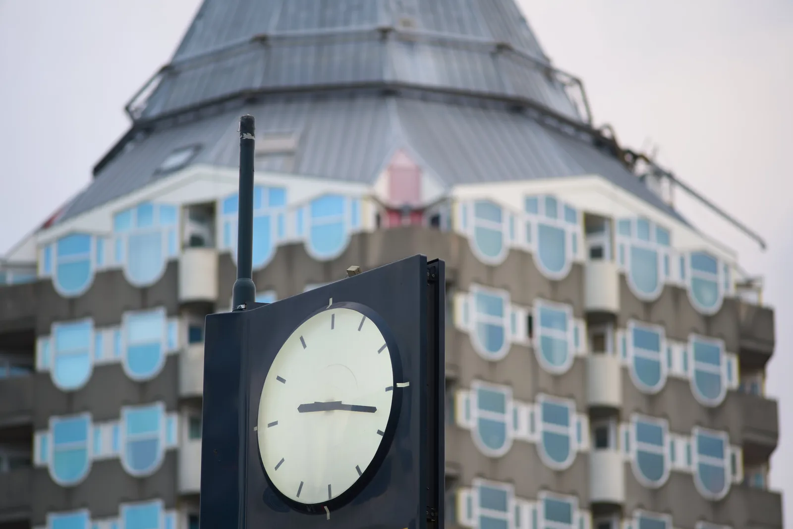 A modernist and minimalist clock in Rotterdam, you can see the famous pencil building in the background. The clock points at 17 past 9.