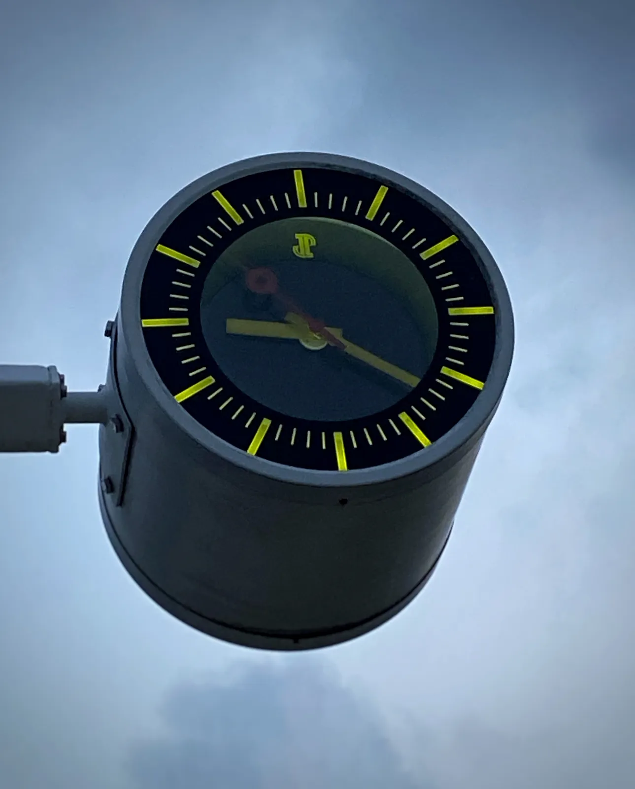 An Amsterdam metro clock points at 22 minutes past 9.