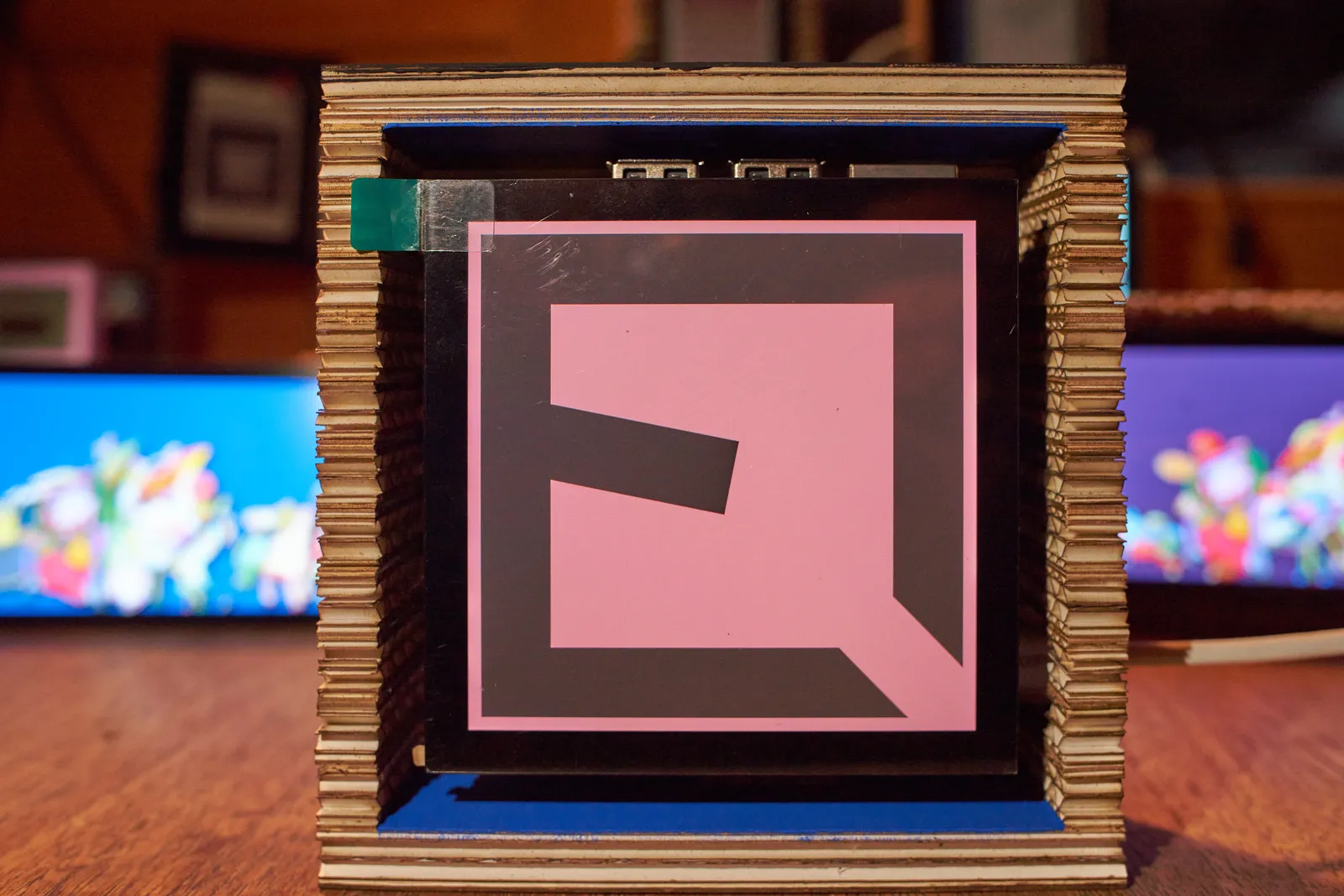This looks like an abstract shape, a bit typographic if you want to. If you look at it differently you can see a clock in it. It points at approximately 22 minutes past 9.