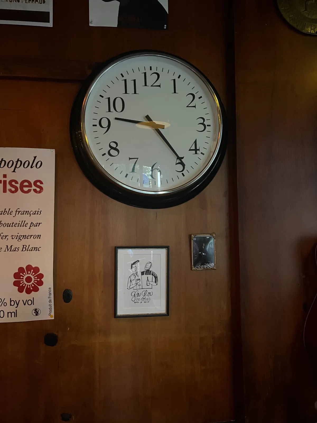 In a French café, it’s actually in Amsterdam, there’s a clock on the wall. It points at 24 past 9.