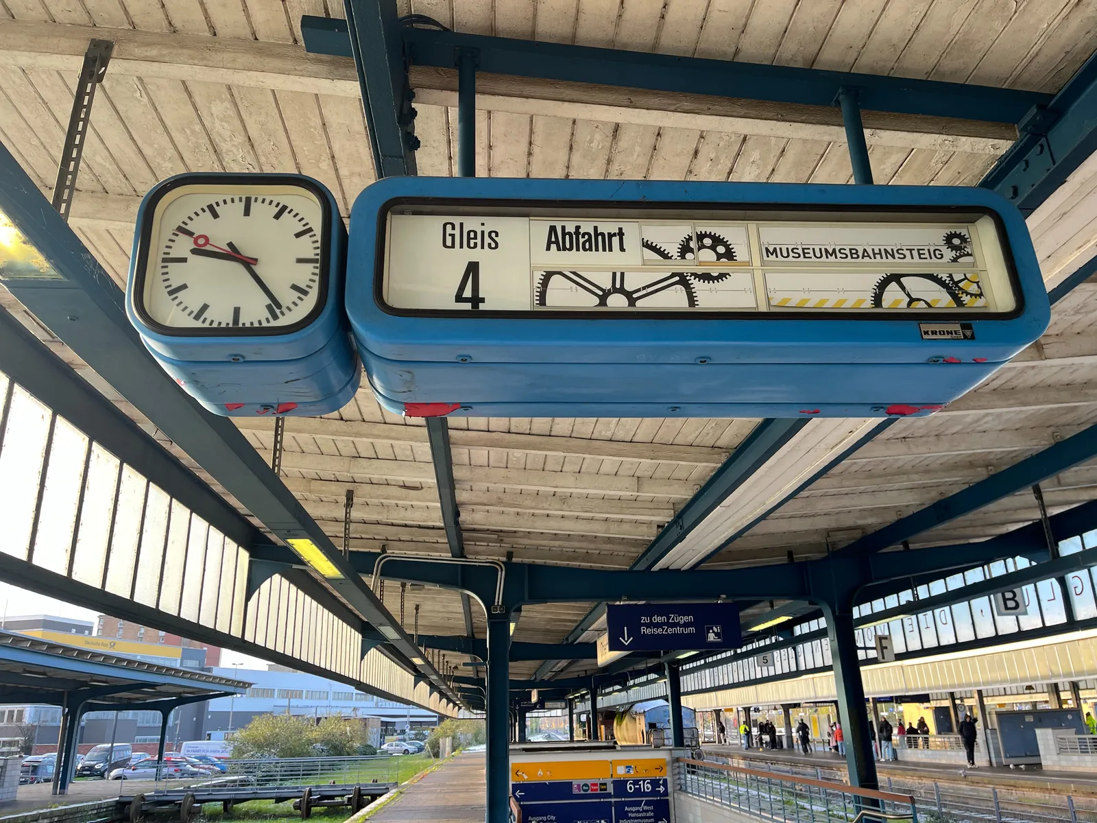 A mechanical display on an empty train platform. According to the display this is the museum platform. The clock next to the display points at 24 minutes past 9.