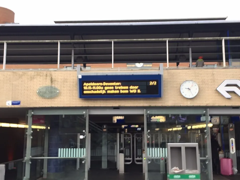 No trains between Apeldoorn and Deventer caused by dismantling a bomb from the second world war. The clock next to this display points at 25 past nine.