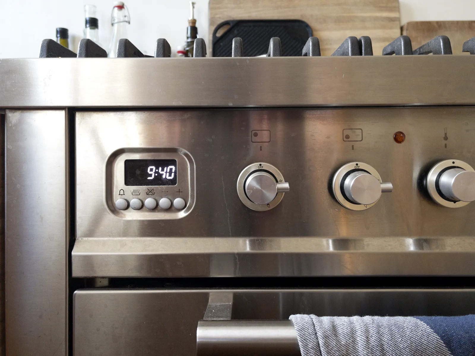 The digital display on a modern stove says it is 09:40