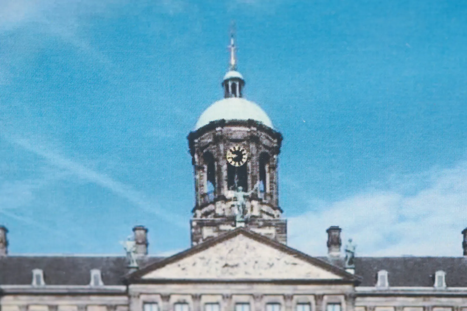 A print with the tower on the Palace on the Dam square is Amsterdam. On the tower there’s a clock which points at 16 minutes to 10.
