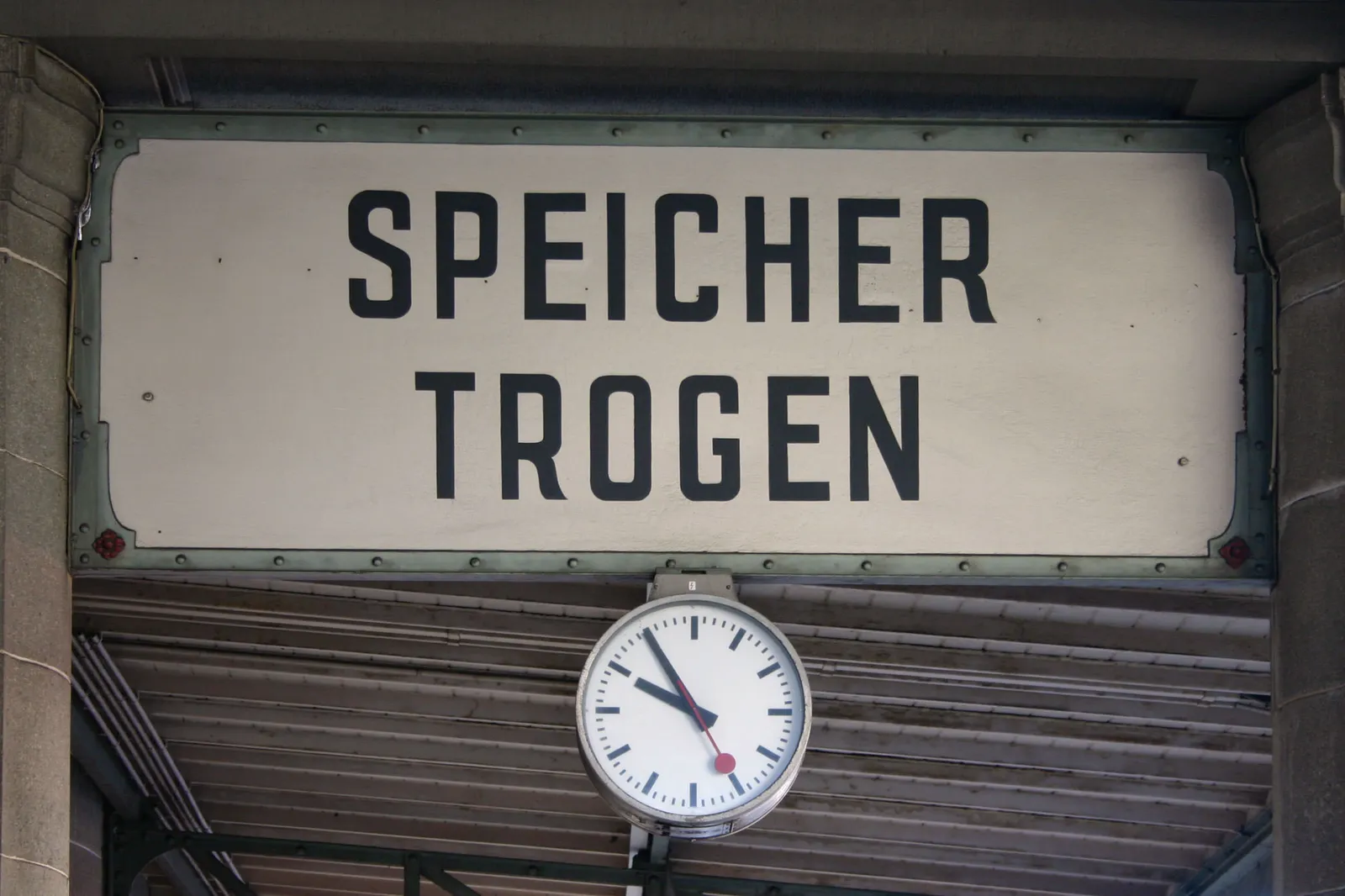 A clock below a huge sign that says Speicher Trogen points at five to ten.