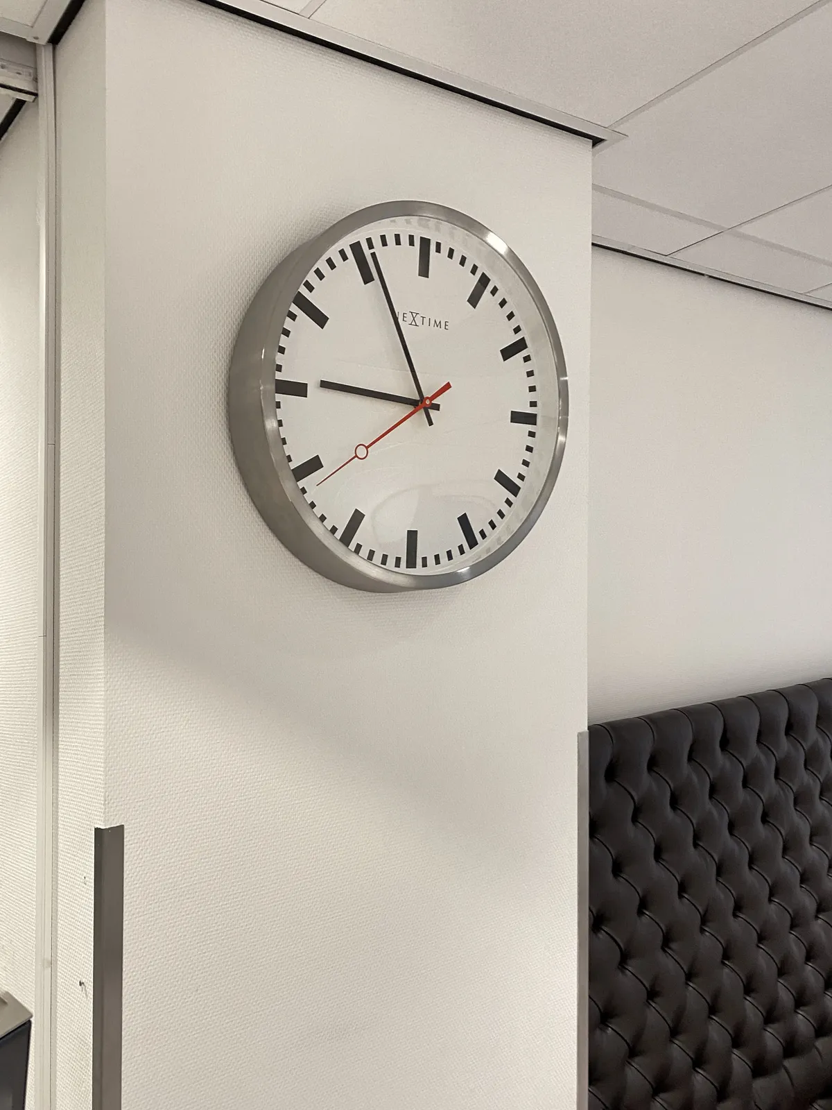 A so called off clock. It’s unclear what time it is exactly. It you look only at the hour hand you would assume that it is a few minutes past nine. But the minute had points at four minutes to the hour. So is it 4 minutes to 9? Or four minutes to 10?