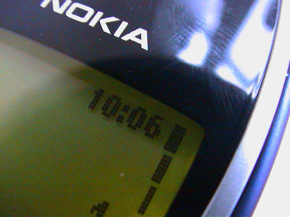 It is 10:06 on this old Nokia phone.