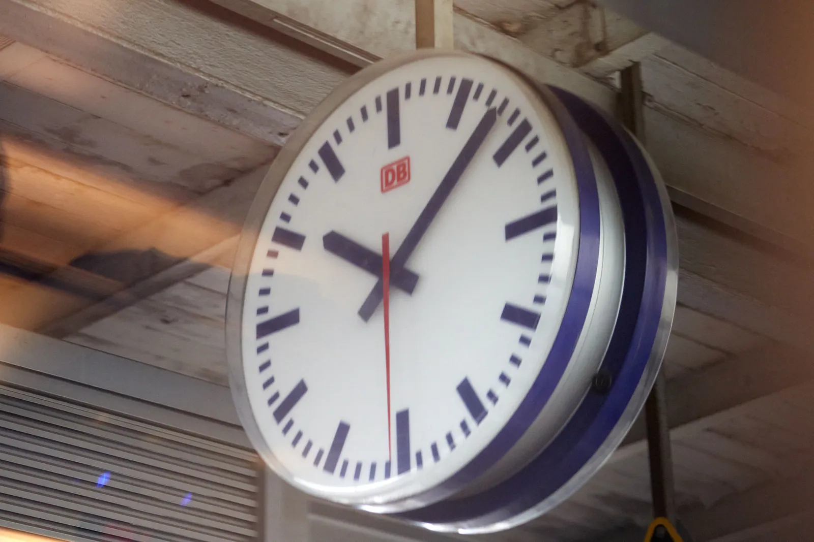 A Deutsche Bahn clock. It points at 7 past 10.