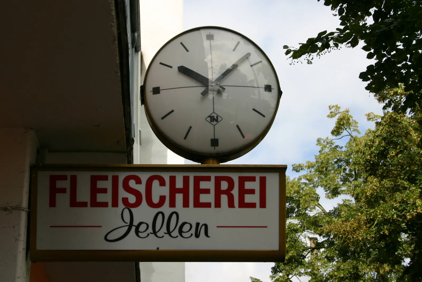A clock outside of Fleischerei-Jellen in Kassel showing the time, which is eight past ten.