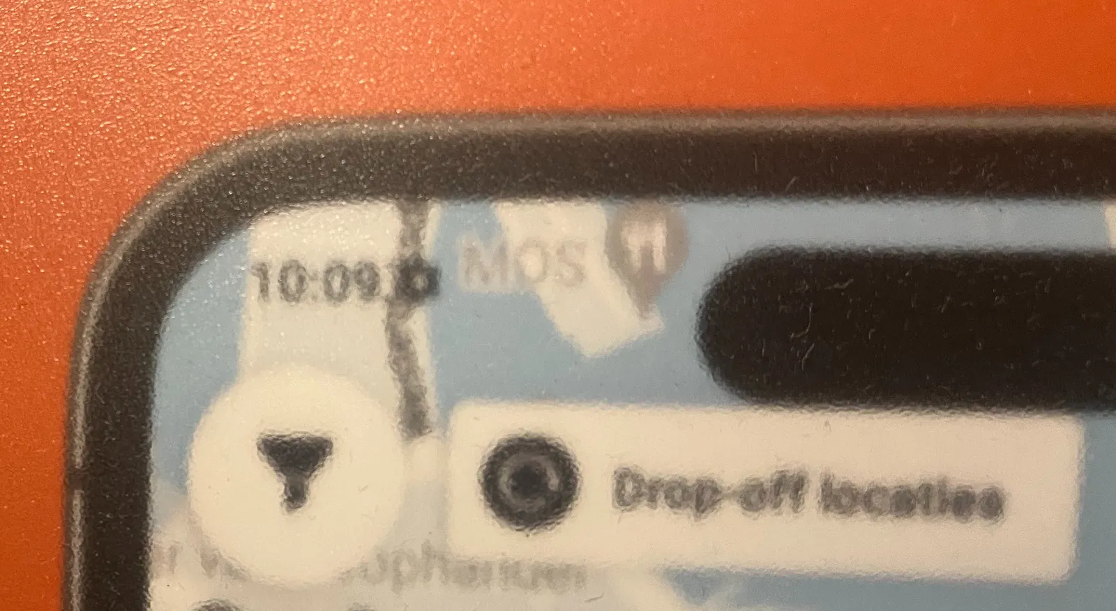 A detail of a picture of the top left corner of the screen of a mobile phone. The time is printed as 10:09.
