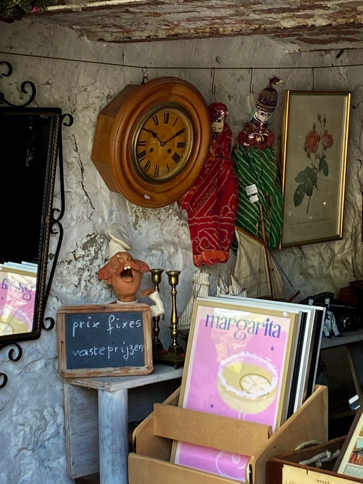 Stuff for sale in this thrift shop. Among others there’s a clock that points at 10 past 10.