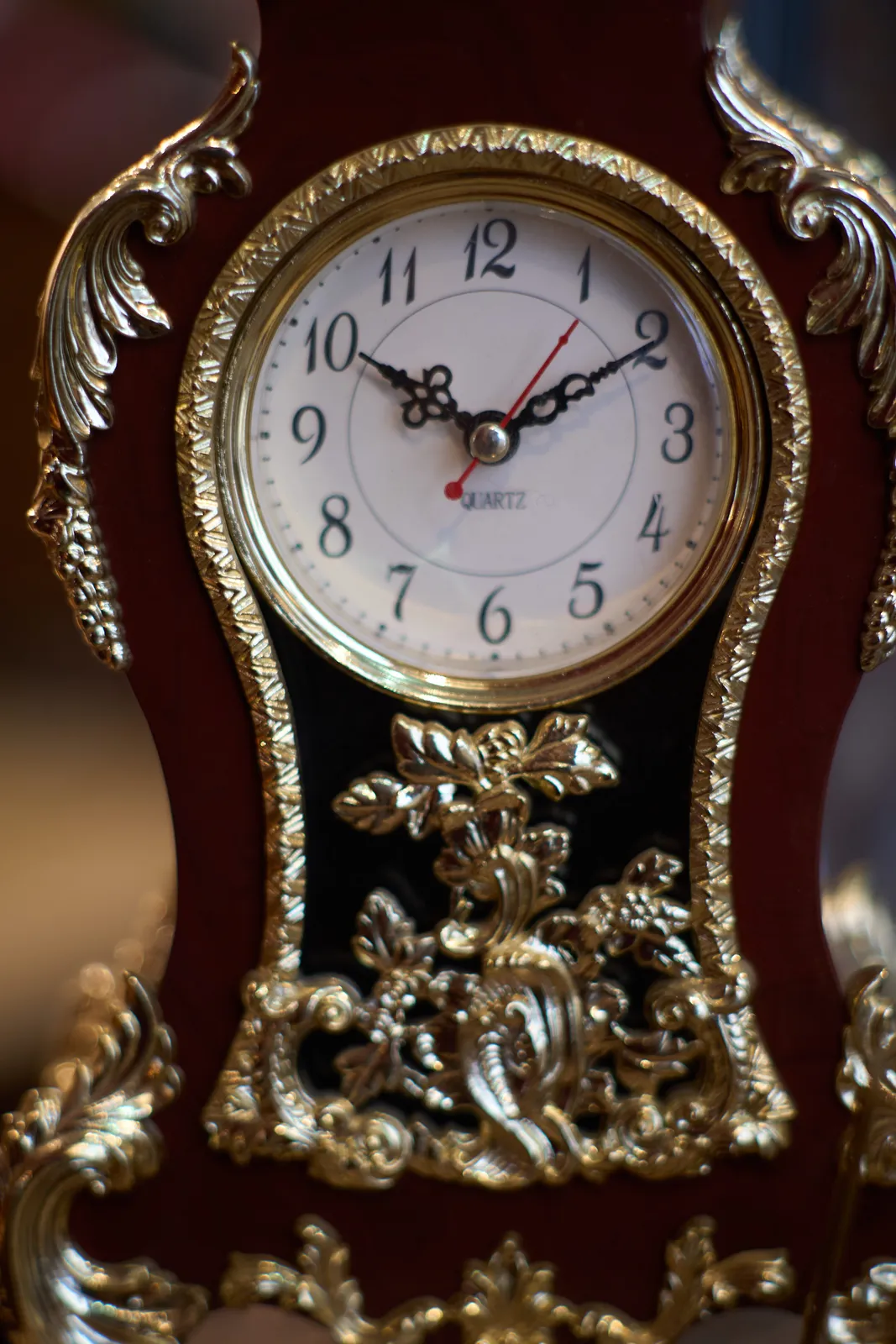 A clock that looks like it’s made in the rococo era. But there were no quartz clocks back then. It points at 10 past 10.