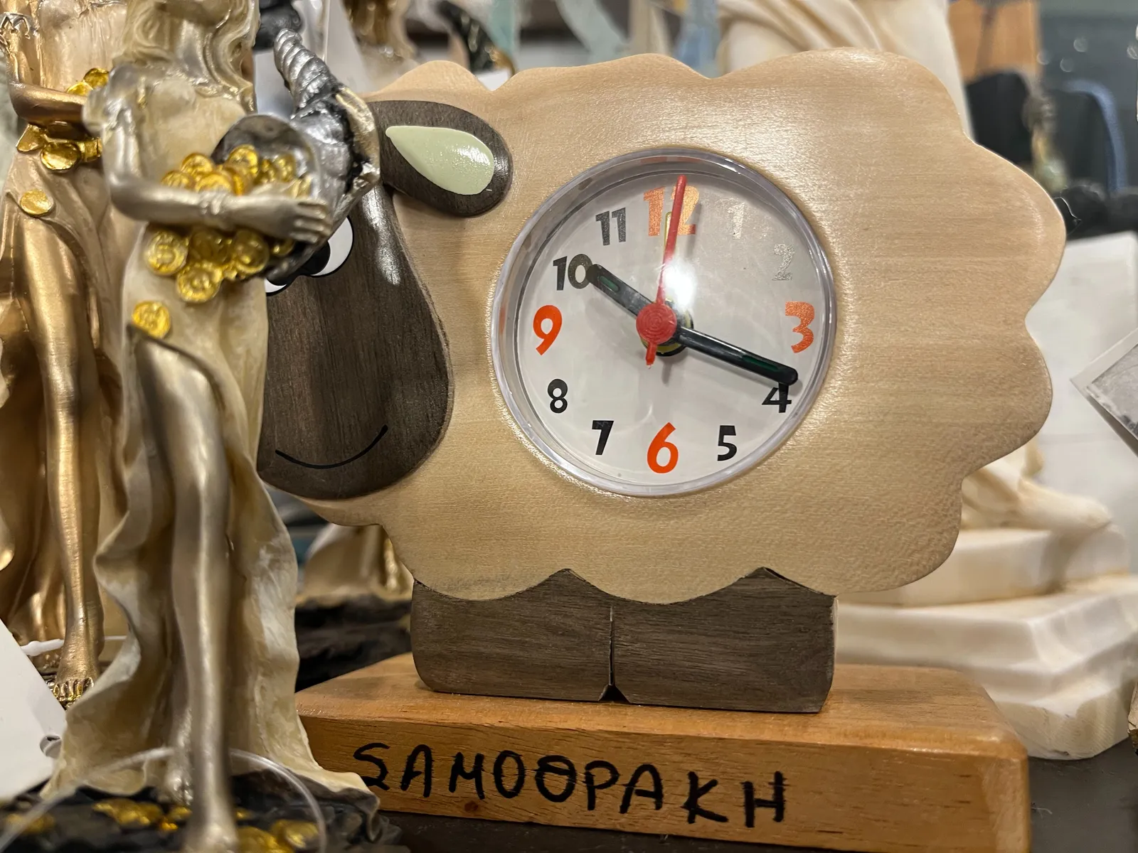 A randomly designed clock with, in greek writing, the word Samothraki on it. It points at 19 past 10.