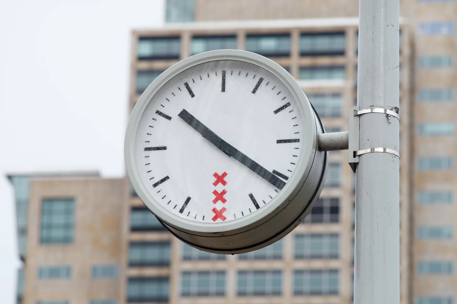 This clock of the municipality of Amsterdam points at 21 past 10.