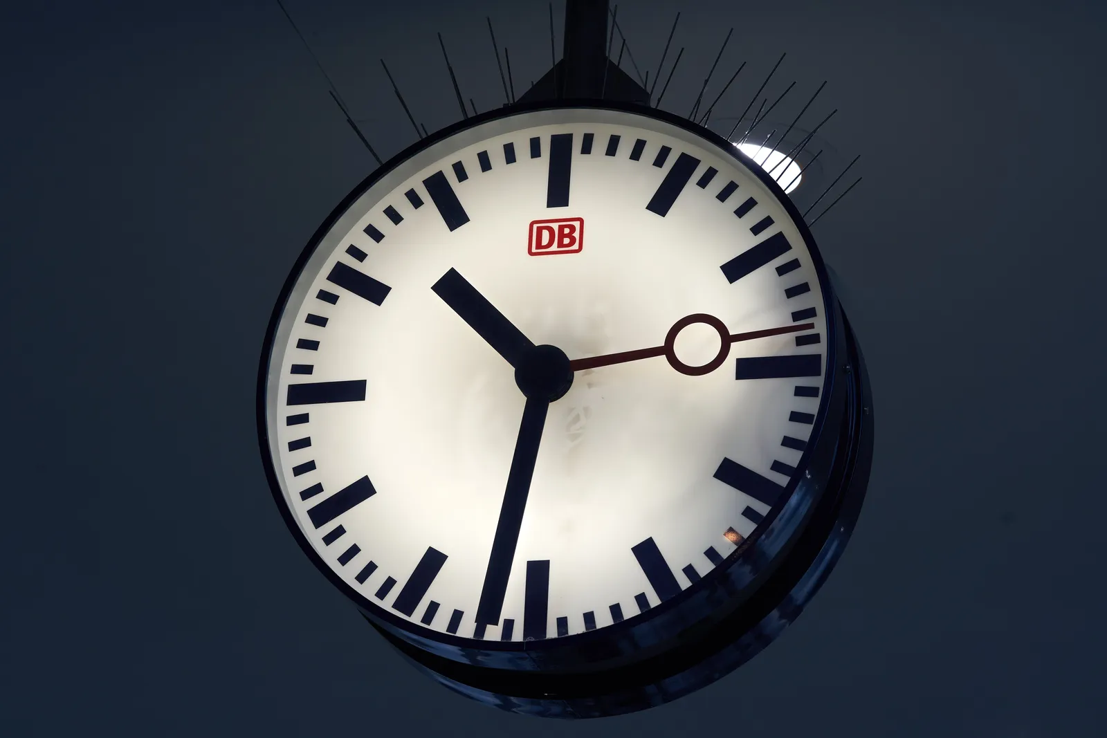 A Deutsche Bahn clock with spikes on it. It points at 28 minutes to 11.