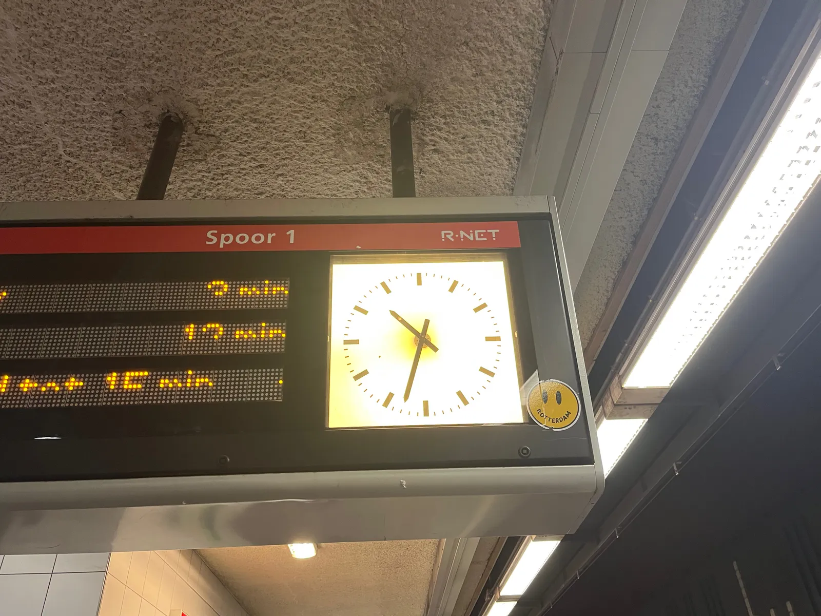 A clock in the metro of Rotterdam points at 33 past 10.