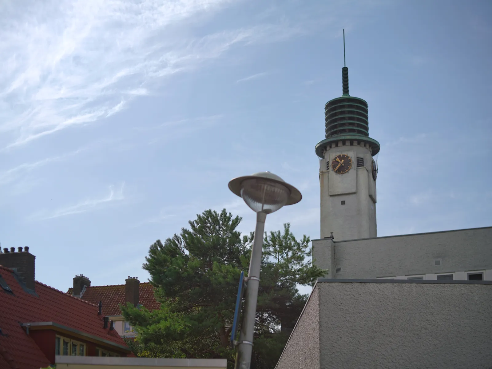 Between some buildings in Betondorp in Amsterdam there’s a tower with clocks. The one that’s clearly visible points at 23 minutes to 11.