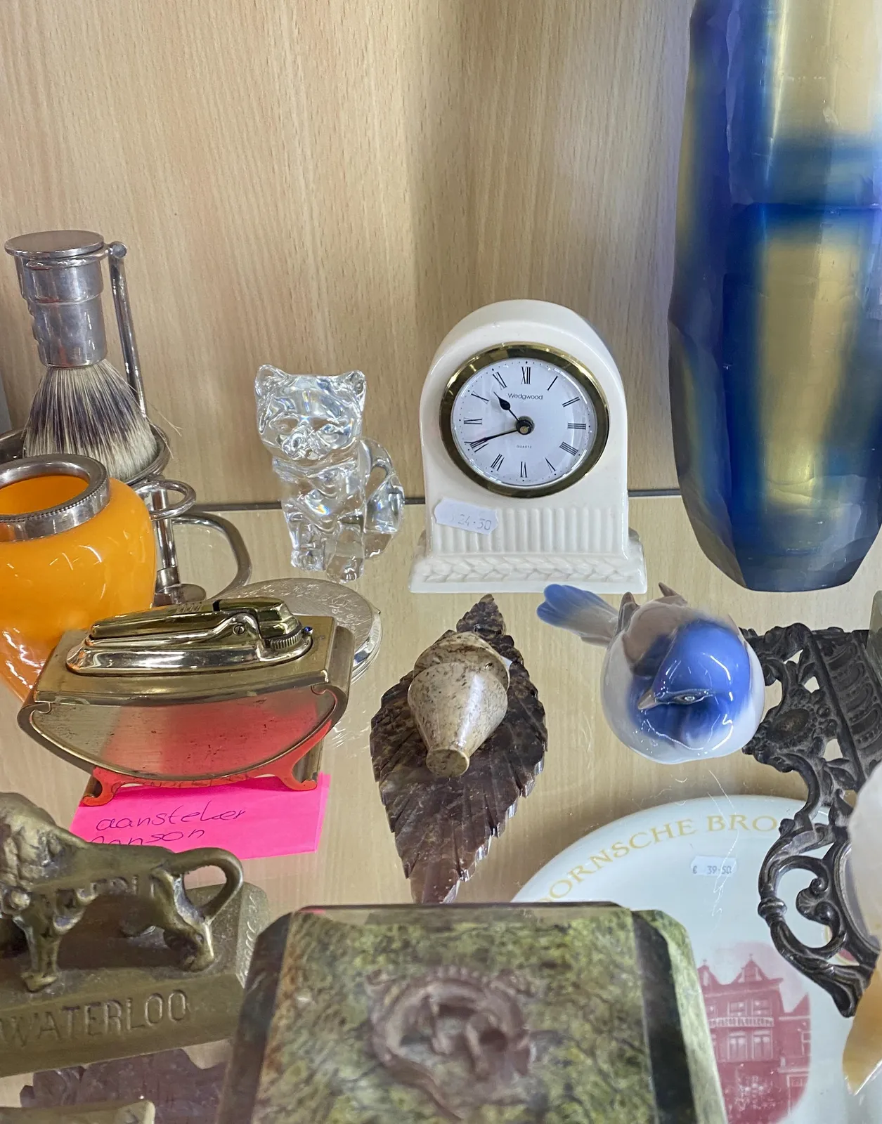 All kinds of things for sale here. Among these things there’s a little white clock. It points at 19 minutes to 11.