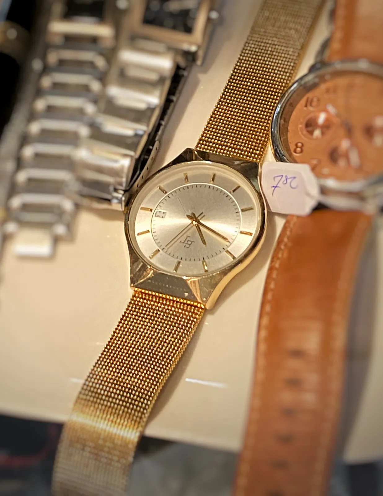 This watch is displayed upside down. So it takes a but of trouble to see that it points at 12 minutes to 11.
