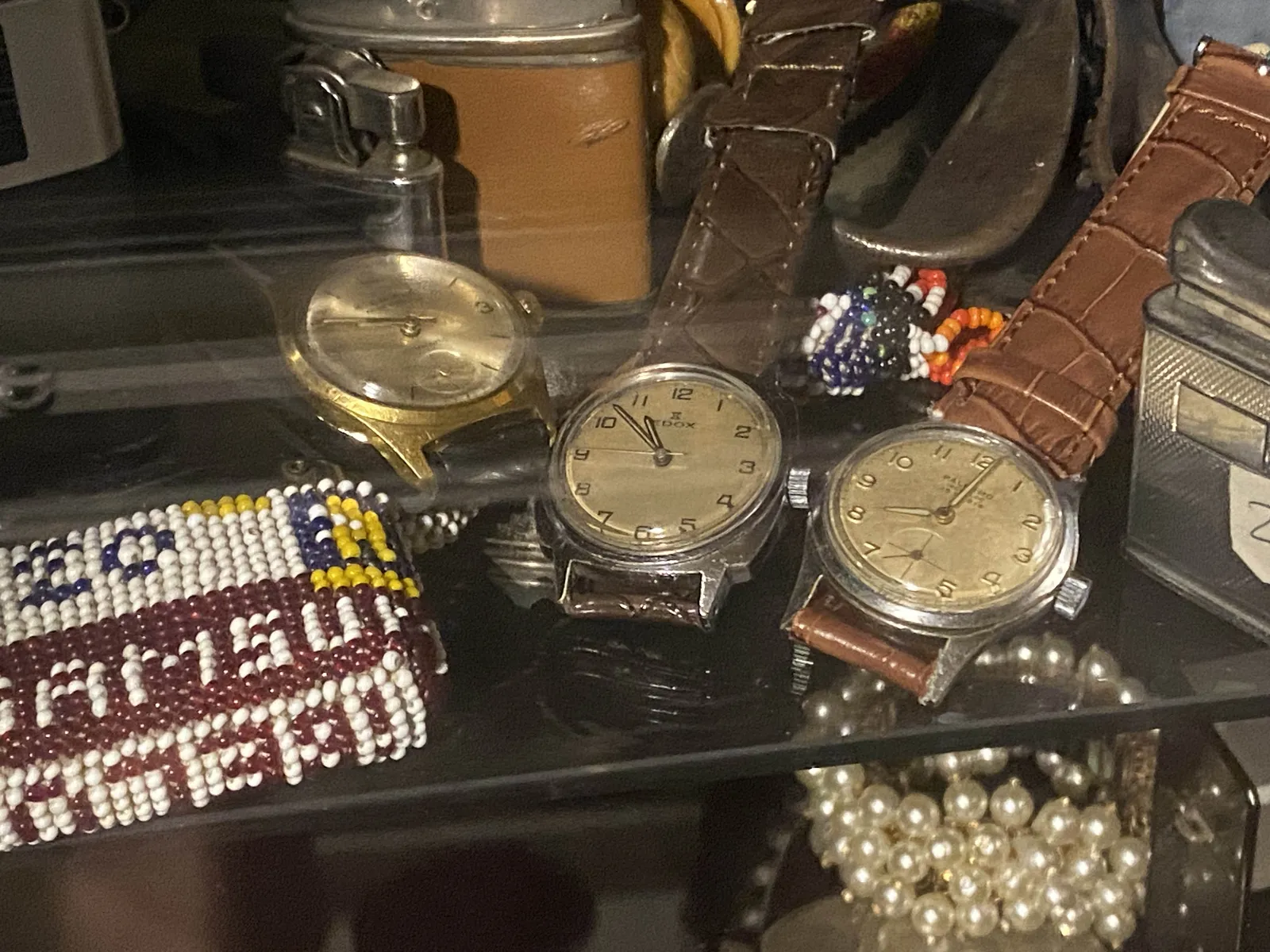 All kinds of old things for sale. Among them three watches. On two of them you can see the time. One of them points at 2 minutes past 8, the other at 8 minutes to 11. One of them is right.