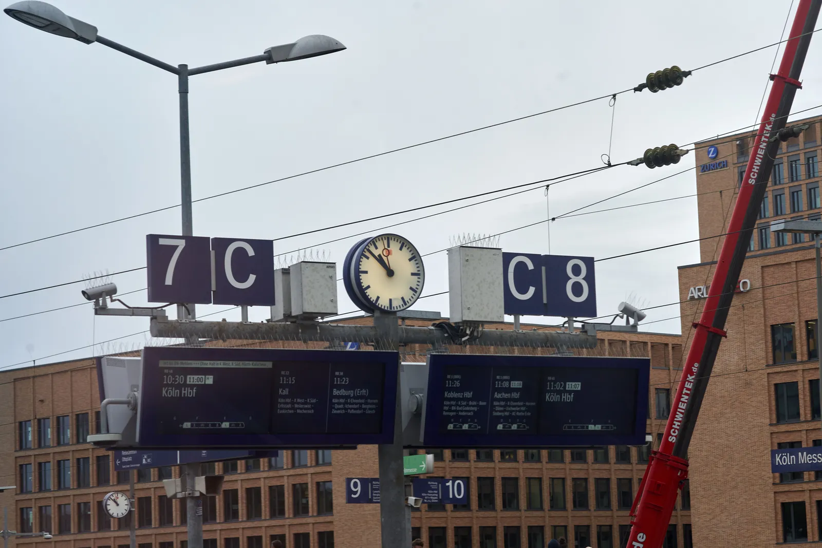 A clock between track number 7 and 8. It points at 8 minutes to 11.