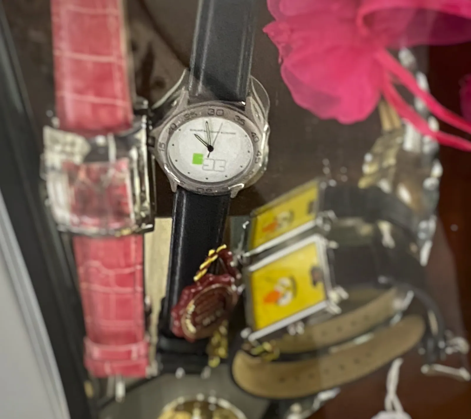 A few watches but only on one of them the time can be seen, the rest is too blurry. It points at 2 minutes to 11.