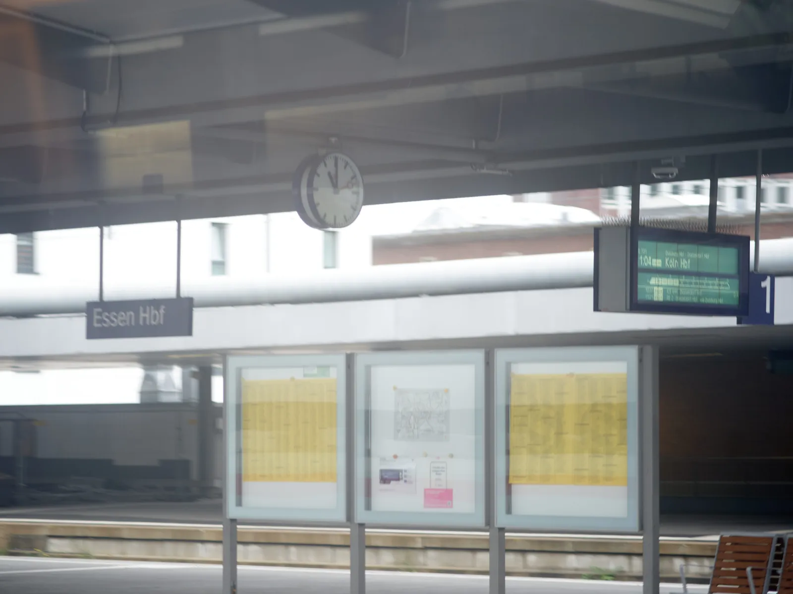 A clock on Essen Hauptbahnhof points at 11 o’clock.