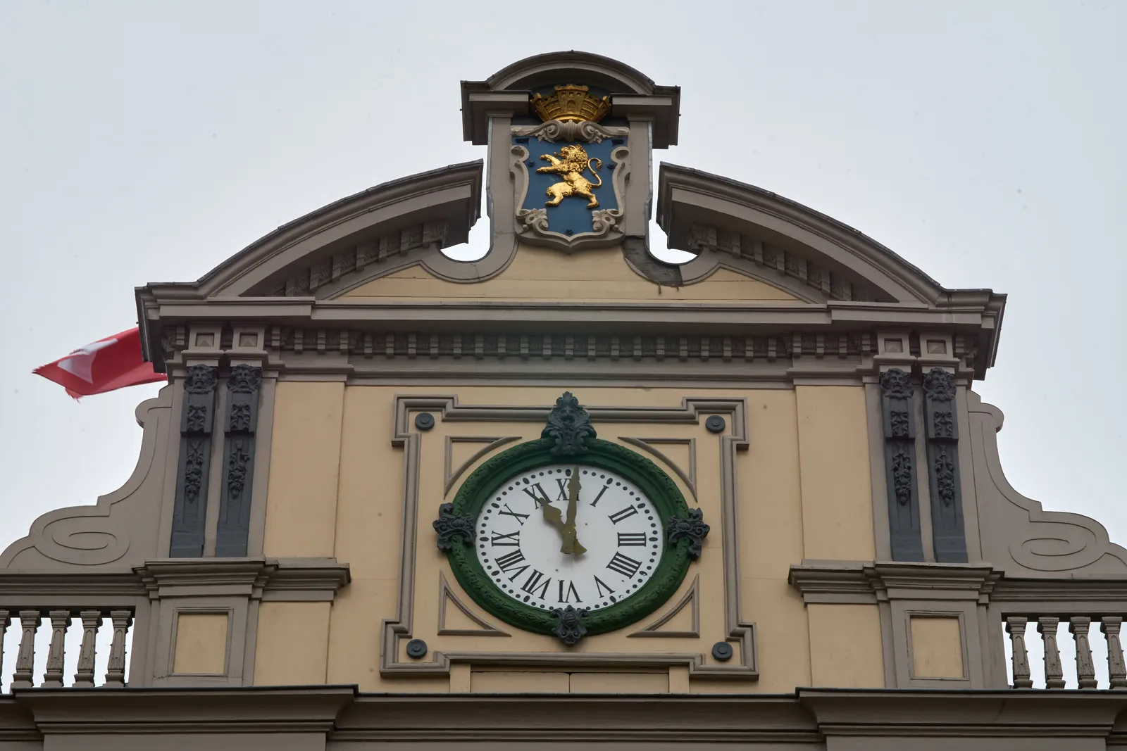 On this facade you can see a golden lion with a crown hovering. There’s also a clock that points at 1 past 11.