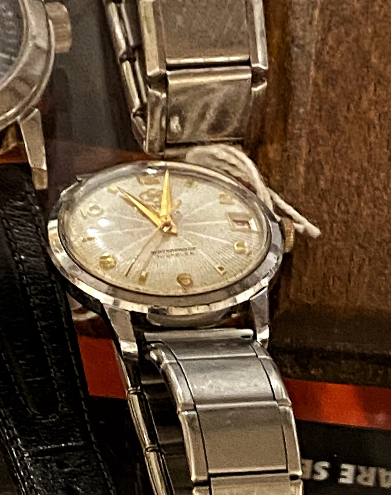 An old watch. It points at 2 imutes past 11.