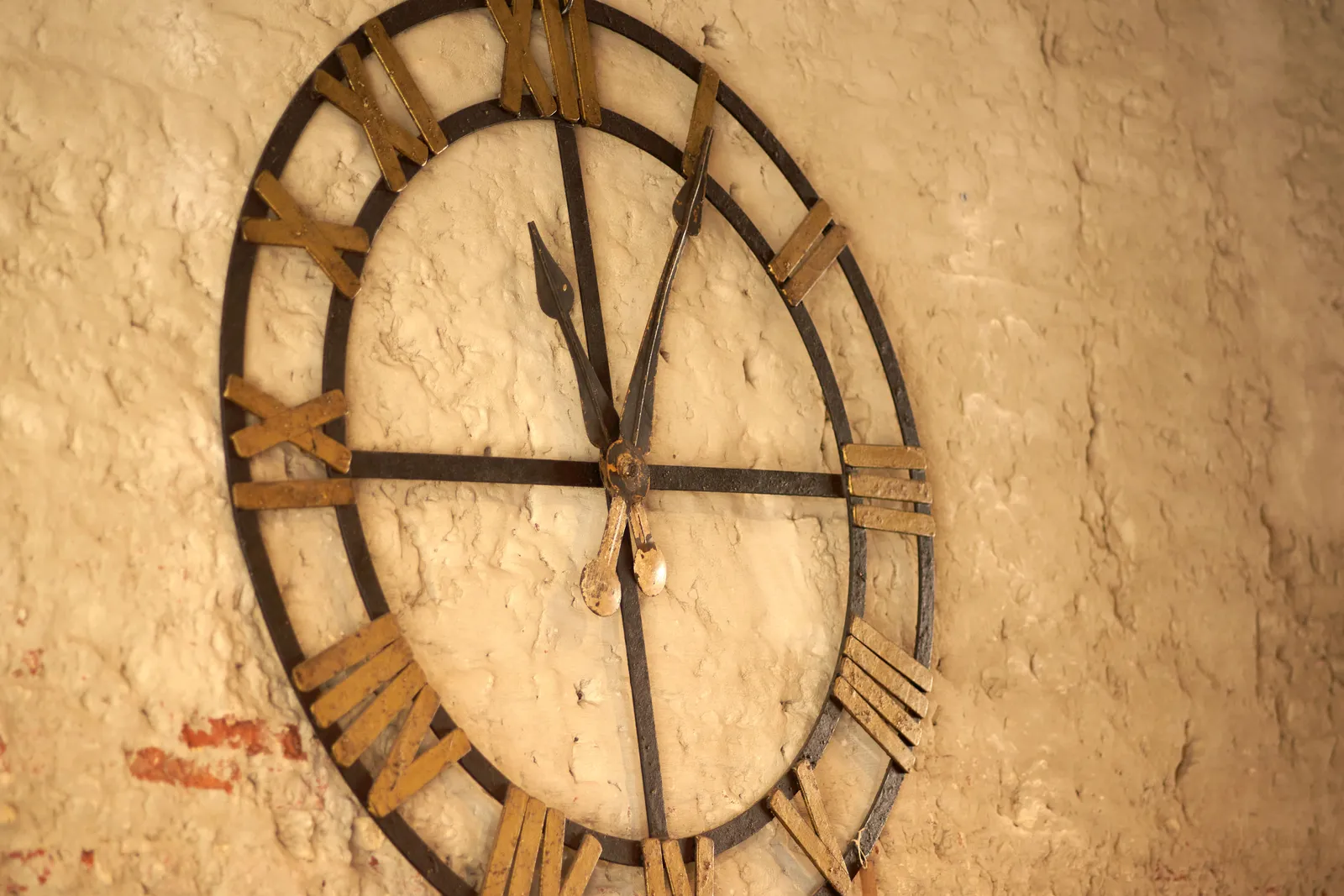 A large metal clock points at 5 past 11.