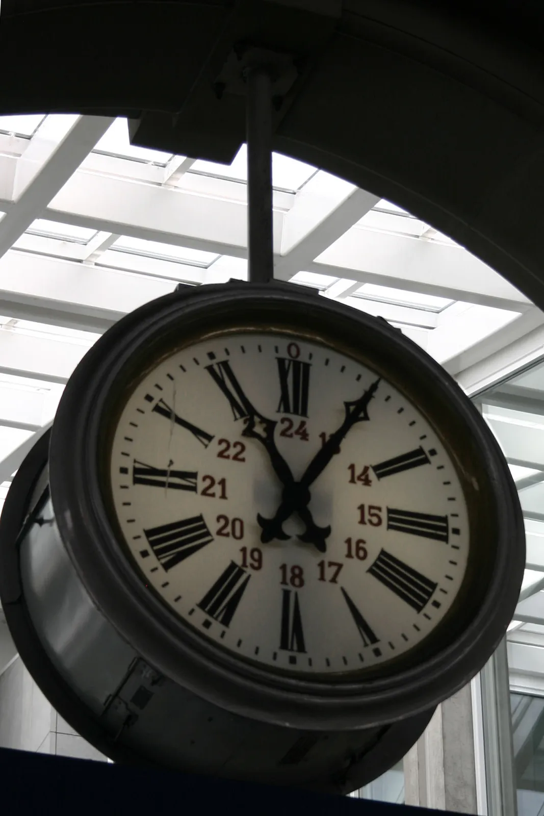 A clock in Bahnhof-Zürich. It shows it is 5 past eleven.