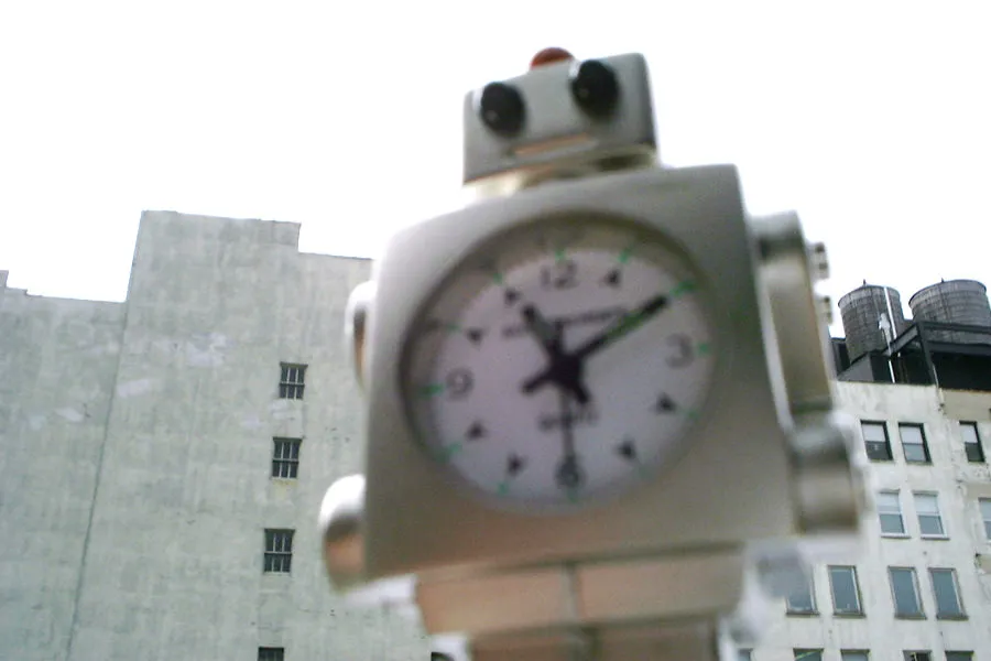 It is 11:10 according to this clock robot.